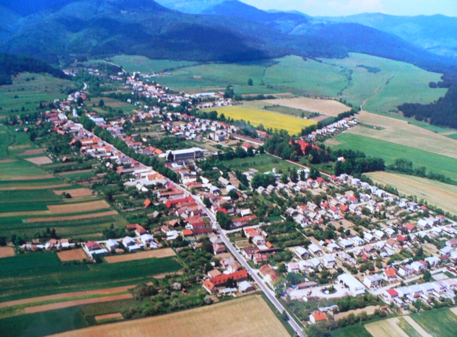 Kl�tor pod Znievom z vt��ej perspekt�vy