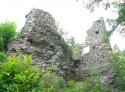 Ruiny hradu Zniev - pohľad na vežu na S od vstupu Ruiny hradu Zniev - pohľad na vežu na S od vstupu