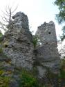 Ruiny hradu Zniev - pohľad na vežu na S od vstupu Ruiny hradu Zniev - pohľad na vežu na S od vstupu