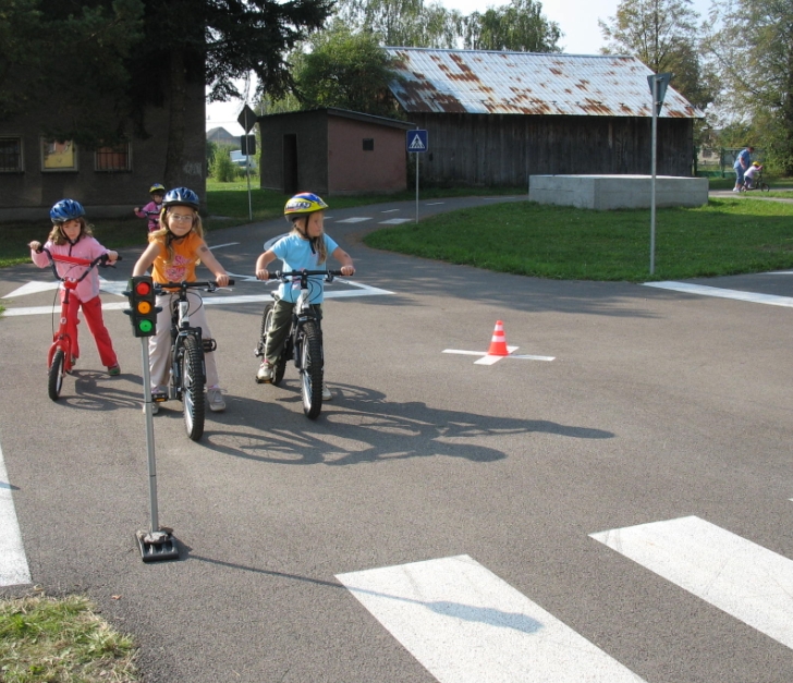 2009 - 10 Deti z M� na dopravnom ihrisku