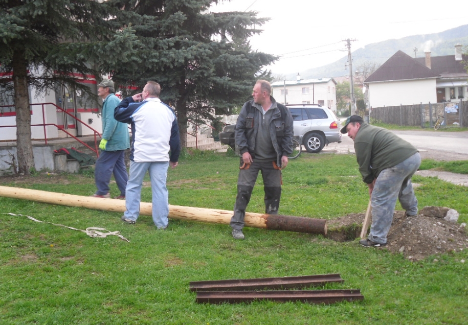 2011 - 05 Stavanie m�ja v Lazanoch