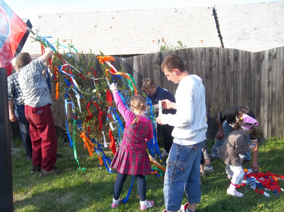 2012 - 05 Stavanie M�ja v Lazanoch