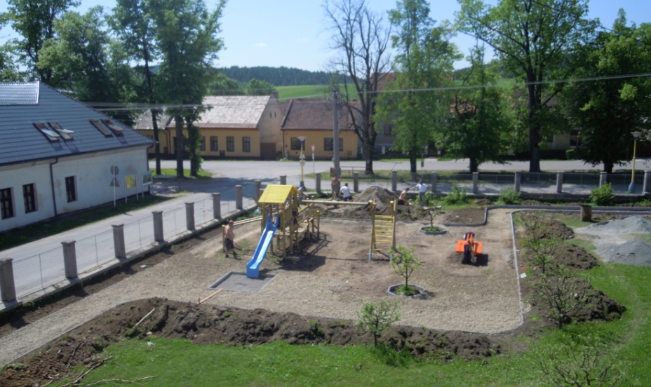 2013 - 05 Vstavba detskho ihriska