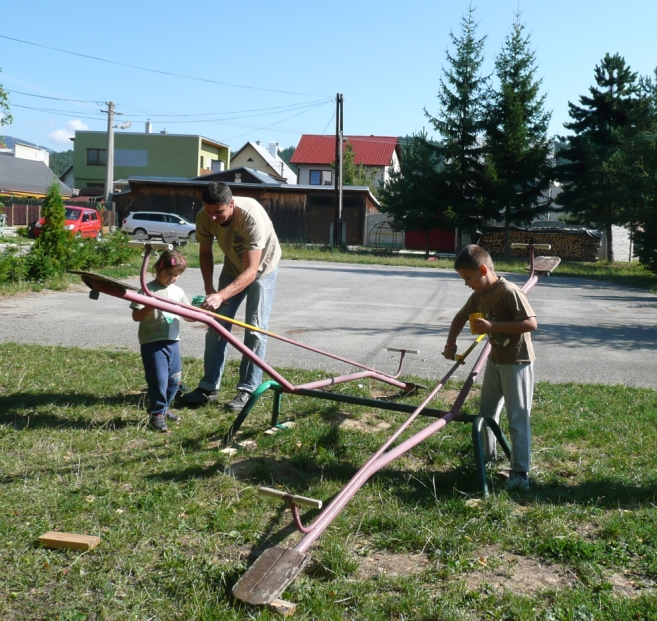 2013 - 08 Obnova detskho ihriska na Nive