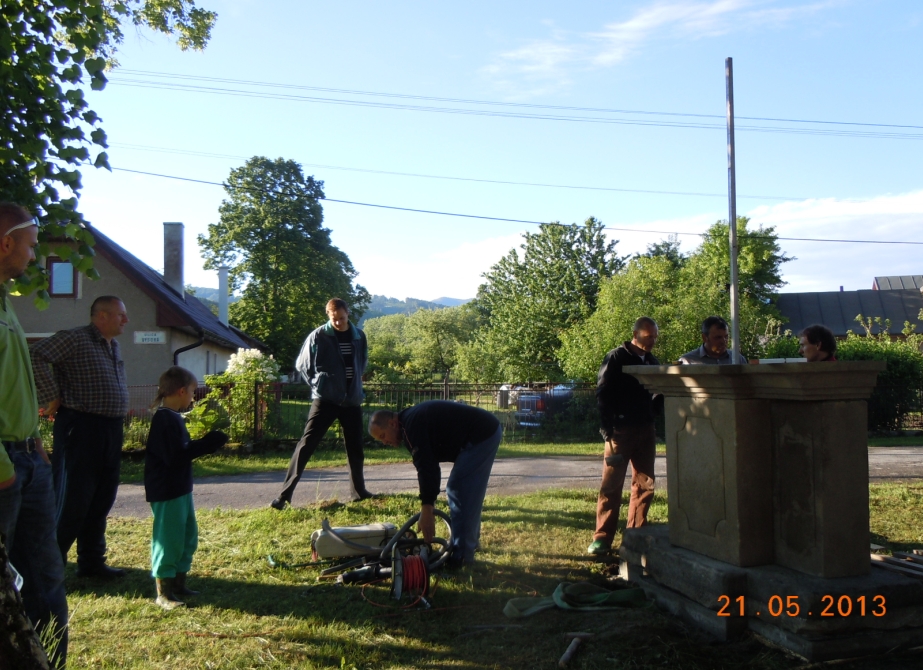2013 - 05 Navr�tenie sochy Kalv�rie v Lazanoch