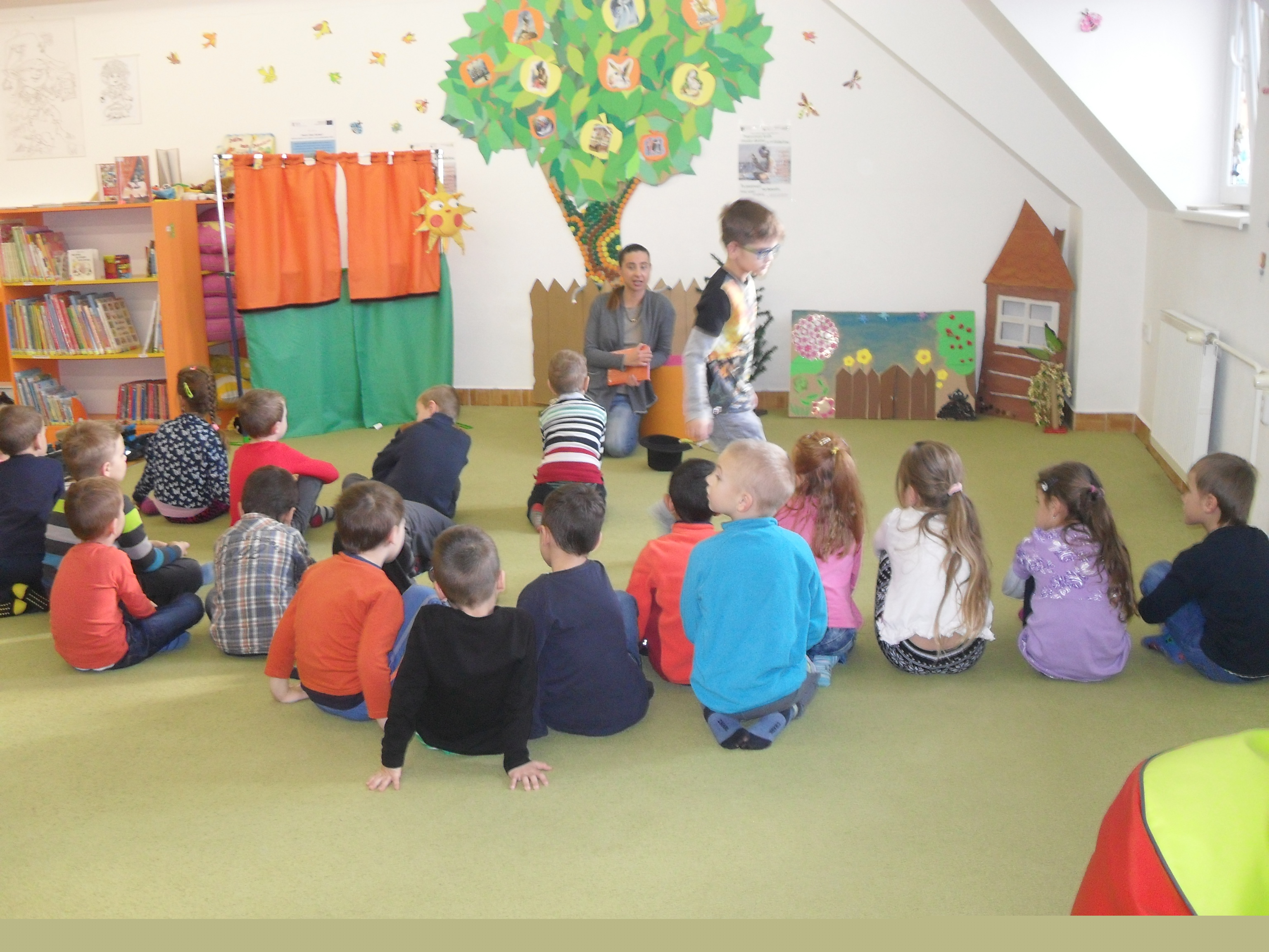 2016 - 11 Beseda s detskou spisovate�kou D. Ma�lenovou - Mests. kni�nica