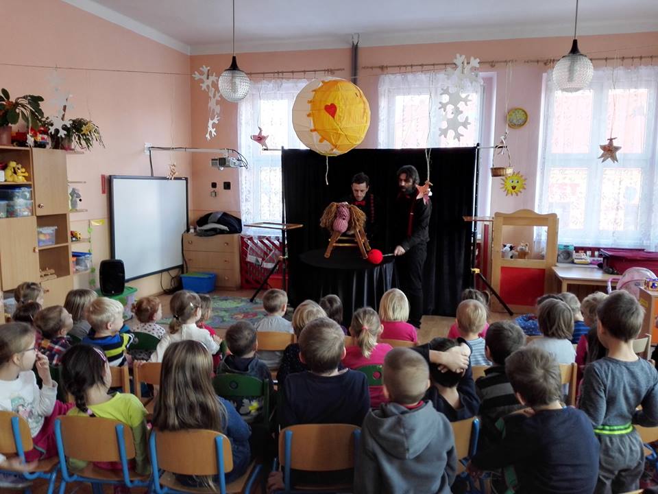 2016 - 12  Divadlo Na traky a Mikul� v M�