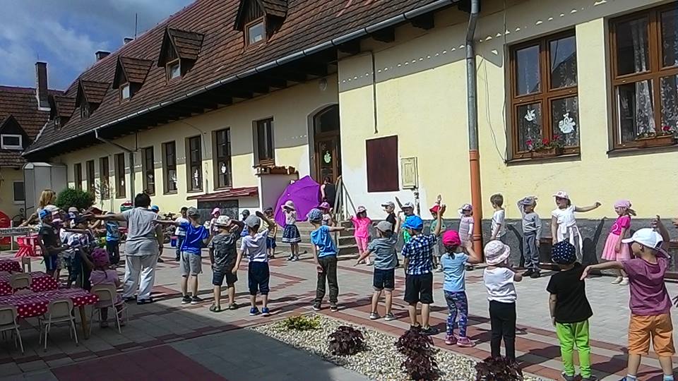 2017 - 05 T��de� detsk�ch radost� (3. de�): diskot�ka, gu�� a v�roba dar�ekov